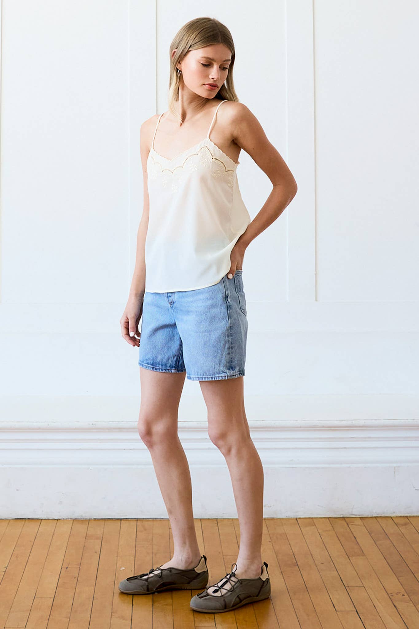 RAISONNEL - Lace Trim Embroidered Cami Top