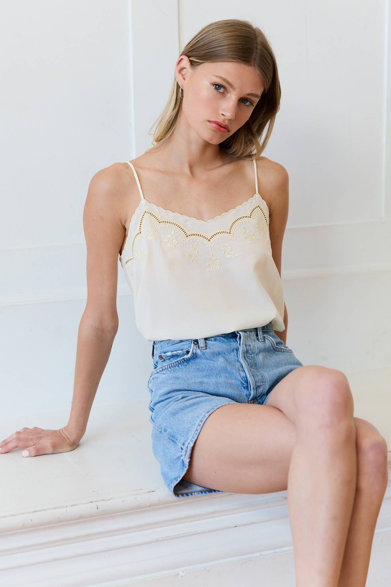 RAISONNEL - Lace Trim Embroidered Cami Top