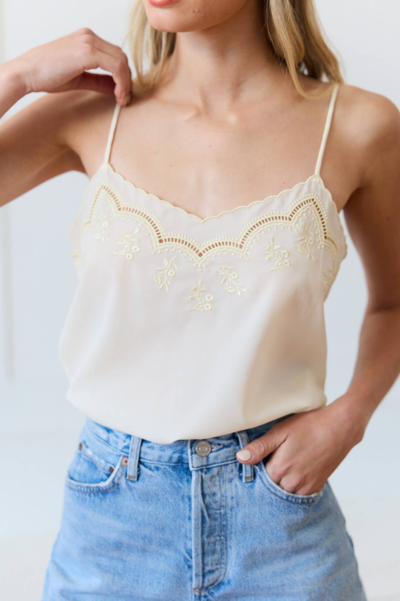 RAISONNEL - Lace Trim Embroidered Cami Top